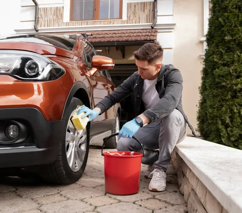 Lavage auto à domicile Saint-Nazaire-d'Aude : professionnel intervenant sur un véhicule